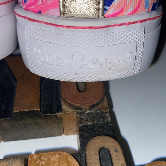🌴LILLY PULITZER ‘Julie’ Sneaker in Lapis Blue Beach Club Blossoms Print - Picture 13 of 16